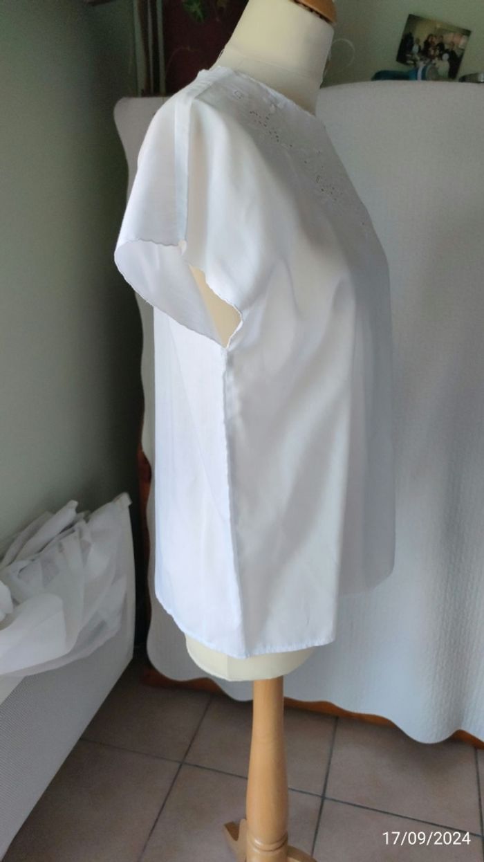 Blouse blanche avec jolie broderie T42/44 - photo numéro 5