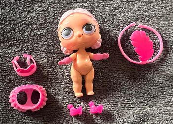 Petite poupée Lol surprise + accessoires comme sur la photos ( 20 )