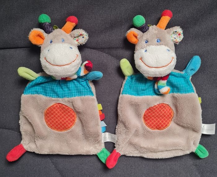 Lot de 2 doudous plat girafe beige , bleu et rouge - Nicotoy