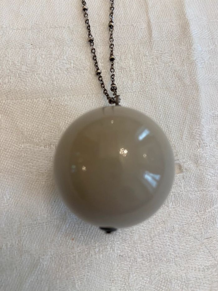 Sautoir argenté pendentif boule en résine beige Cyrillus - photo numéro 5