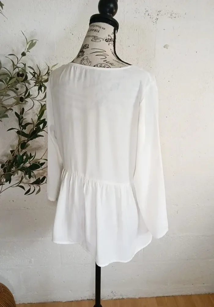 👚 Chemisier blanc cassé à volant – Coupe large – Taille 40 estimée – Très bon état - photo numéro 3