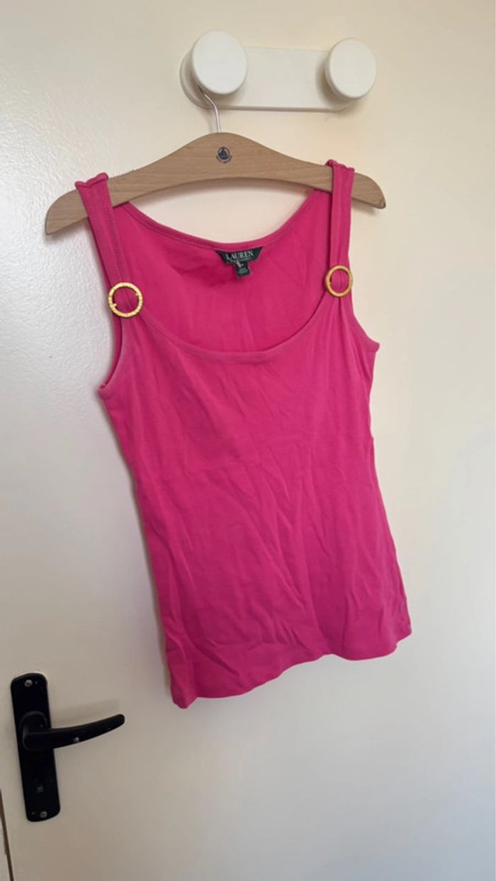 Débardeur rose avec bijou fantaisie sur les bretelles taille XS marque Ralph Lauren en bon état