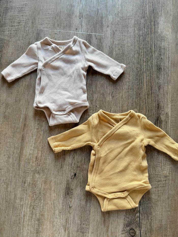 . Lot naissance : 2 bodies gaufrés mixte – Taille 0 mois
