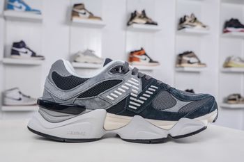 42：En stock : New Balance 9060 (noir/gris). Un modèle très prisé des célébrités et des blogueurs de 