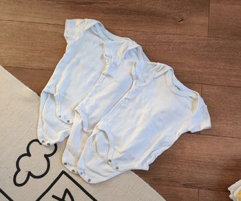 Lot de 3 bodies 12M Kiabi manches courtes