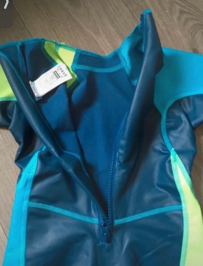 Combinaison piscine garçon taille  6 ans très bon état - photo numéro 5