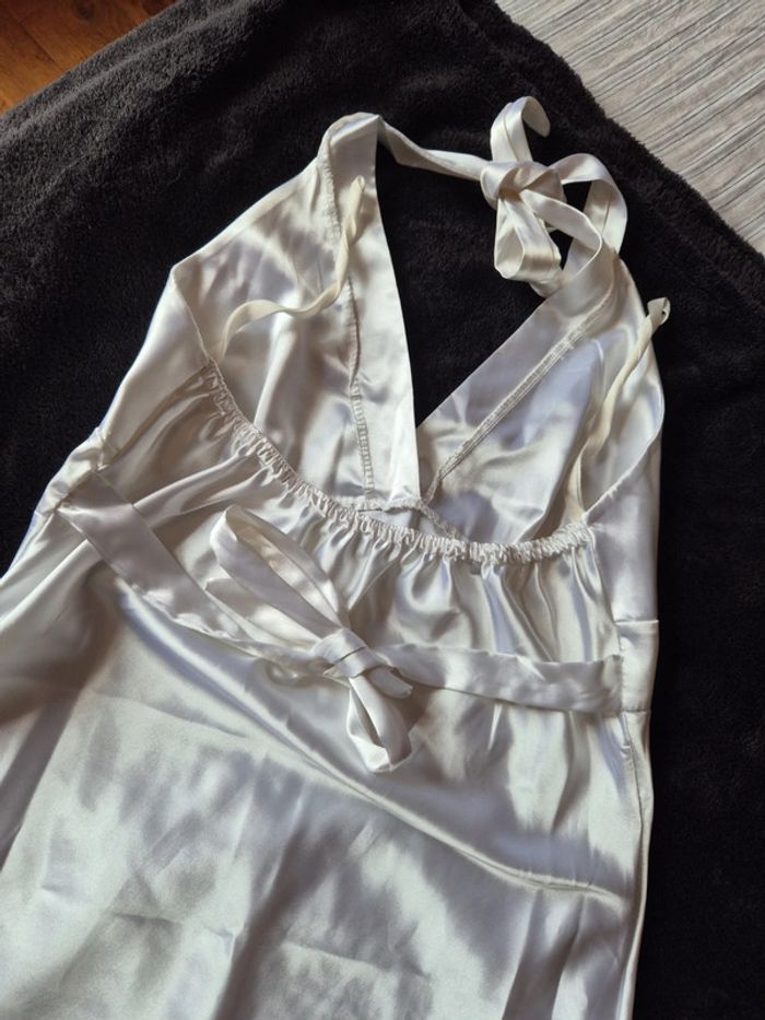 jolie robe blanche satinée dos nu - photo numéro 4