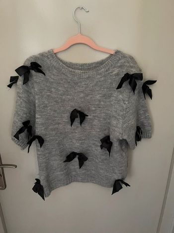 Pull manche courte gris avec nœuds noirs – Taille unique – Neuf jamais porté !