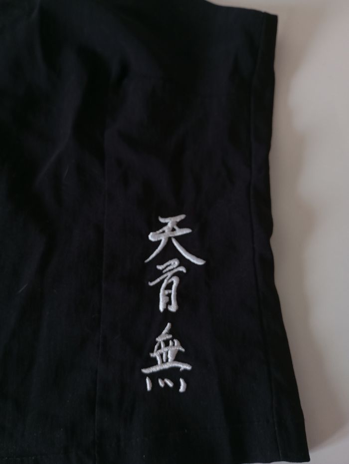 Débardeur noir avec des  bretelles. Taille S . Fermeture éclair. Signes chinois blancs . Viscose polyamide et élasthanne. Très bon état - photo numéro 4