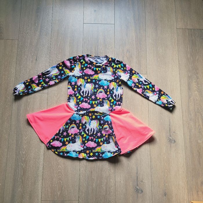 Très très jolie robe bleu marine a motif licorne , de qualité fait par une couturière. Fille 6 ans