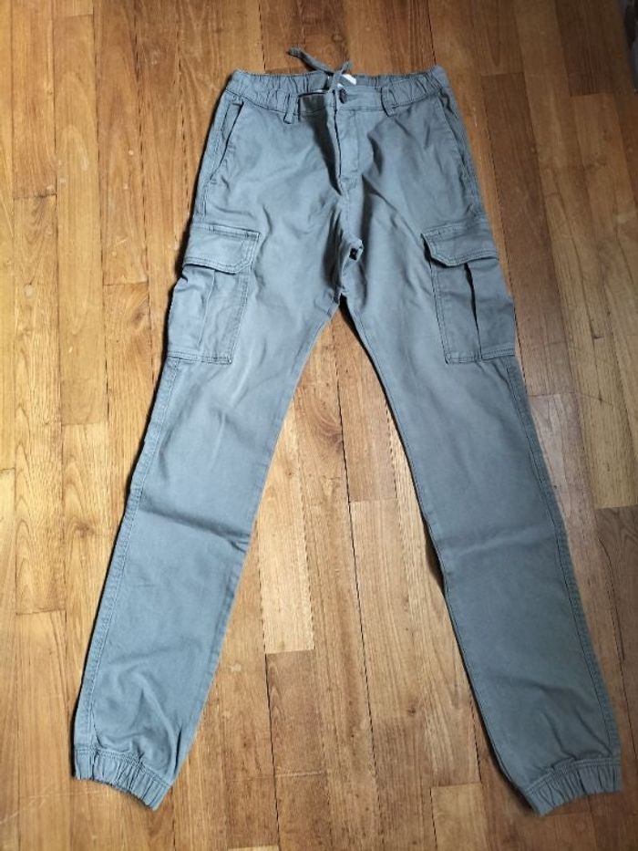 Pantalon cargo battle taille 34 équivaut à 16/18 ans