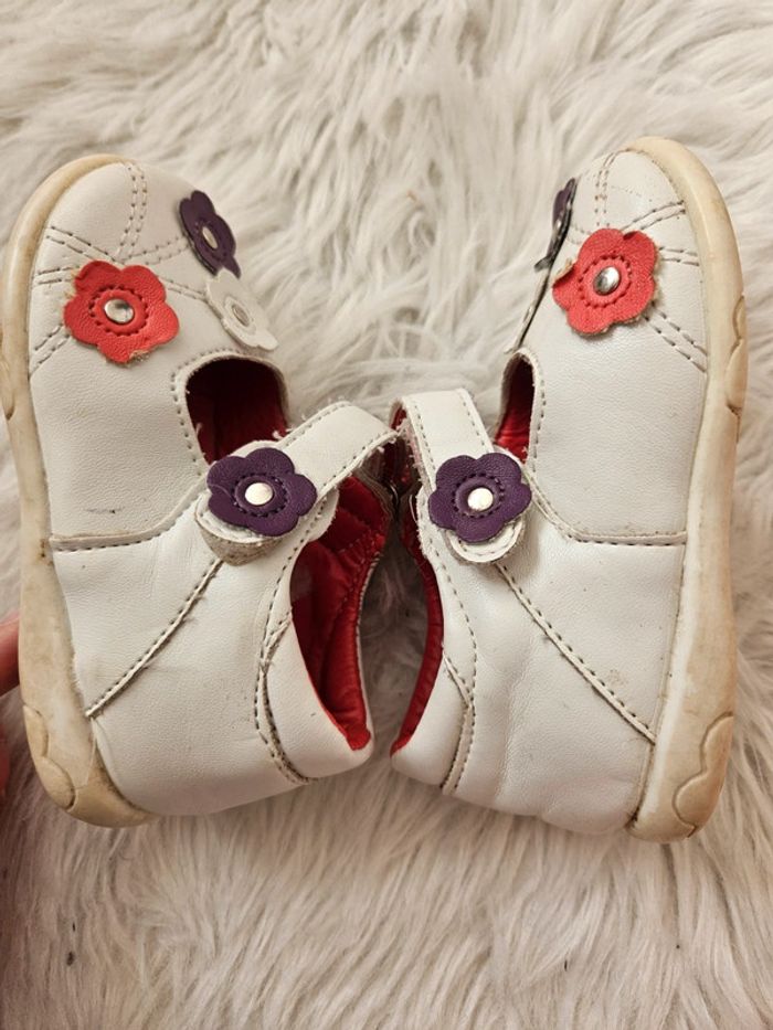 Chaussures Tissia blanches fleurs – Printemps/été – Pointure 22 – Bon état - photo numéro 4