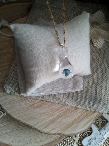 Collier pendentif goutte de verre avec champignon bleu