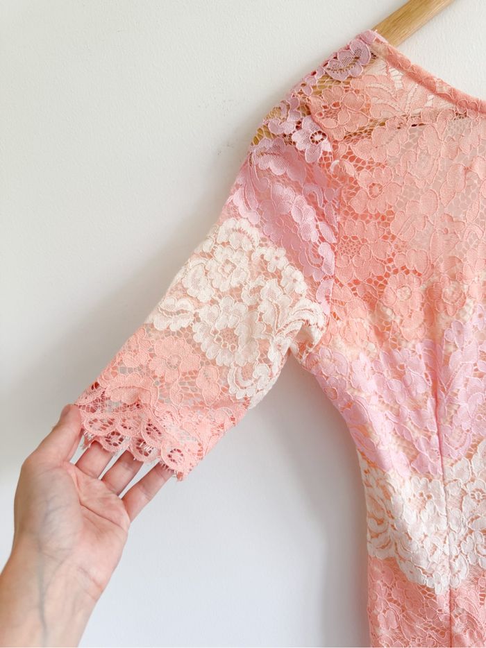 Robe de soirée moulante rose abricot dentelle taille 40 L - photo numéro 2
