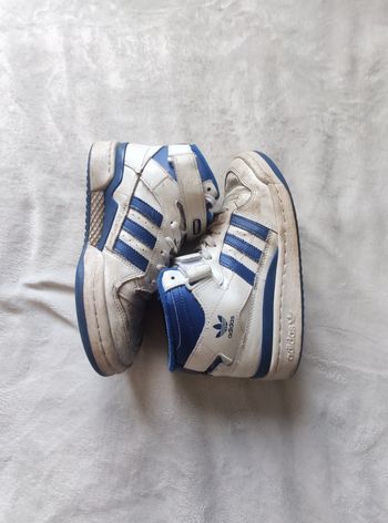 Chaussures adidas montantes blanches et bleues 