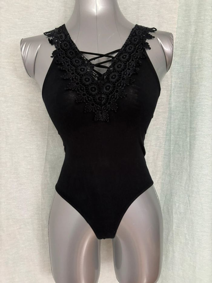 Body noir décolleté en dentelle et lacets avec bretelles au dos croisées XS