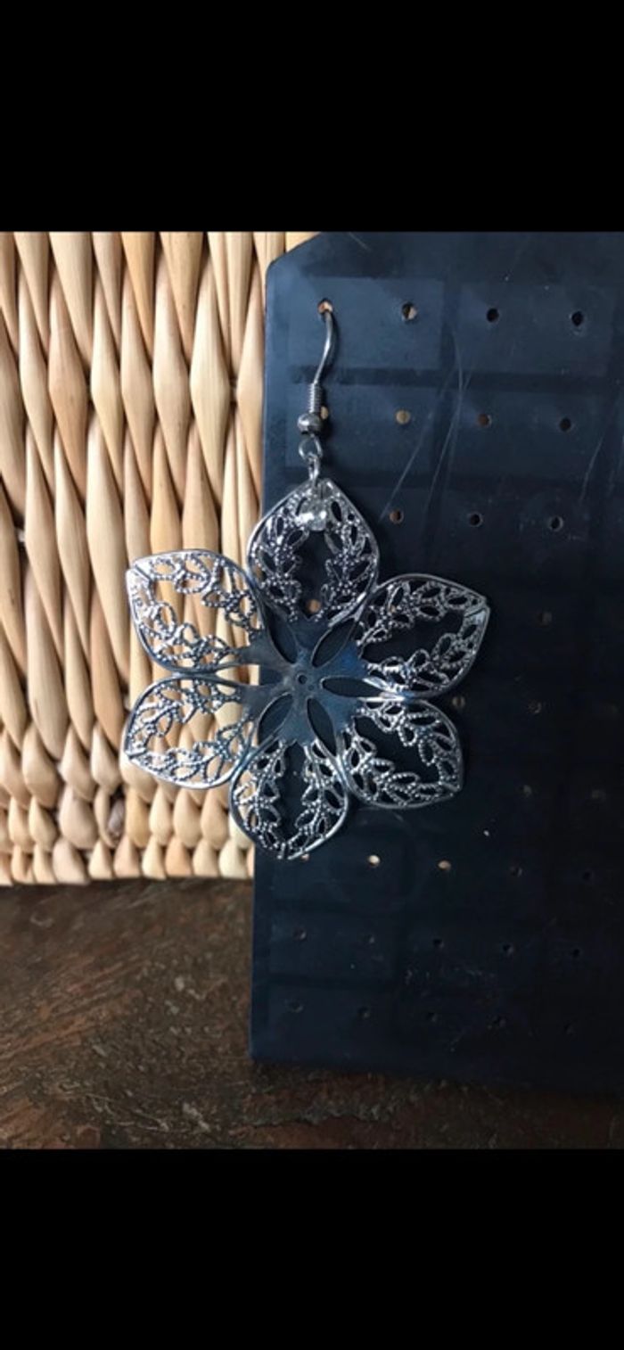 Magnifique paire de boucles d’oreilles avec fleurs , strass et perles - photo numéro 3