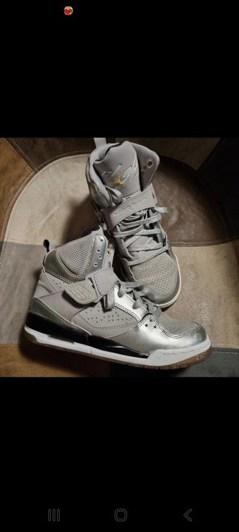 superbe baskets JORDAN taille 37 . 5