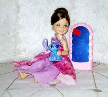 Petite barbie et son doudou 