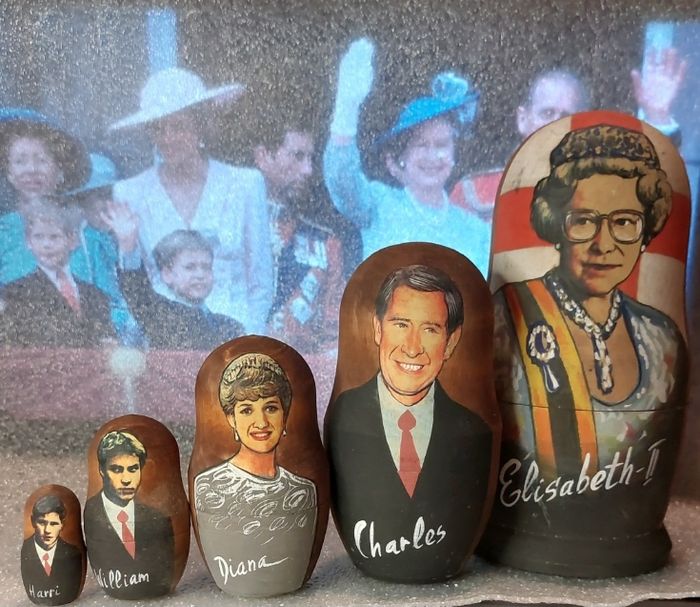 Poupée russe vintage famille Royale Angleterre