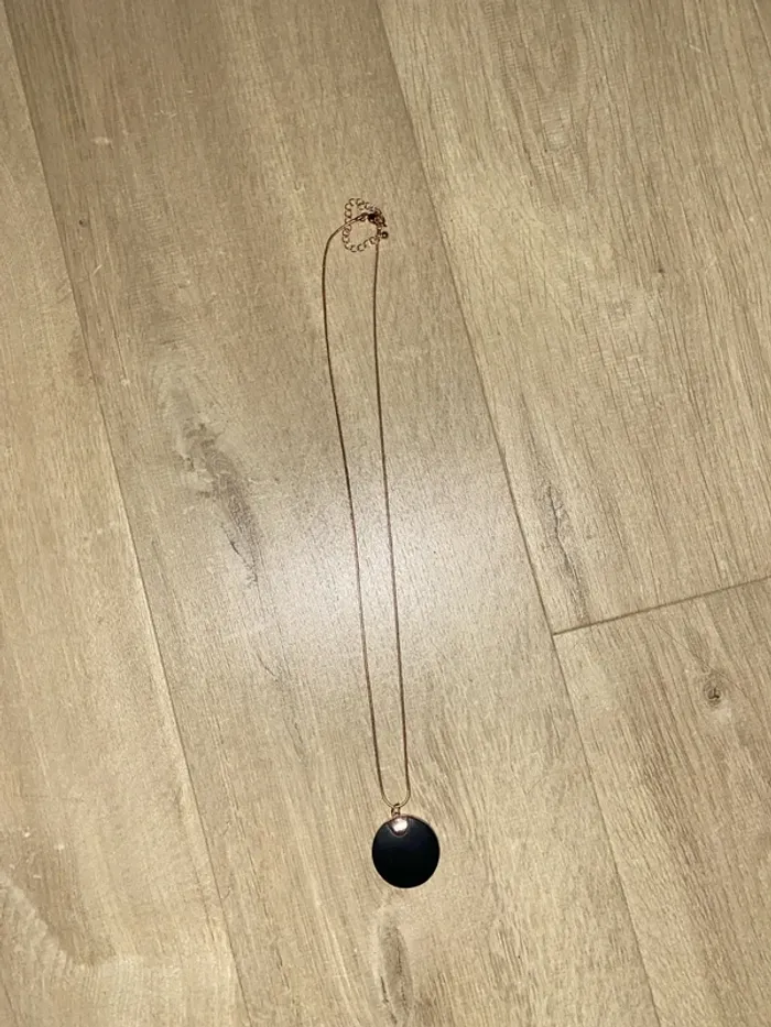 Collier doré et noir