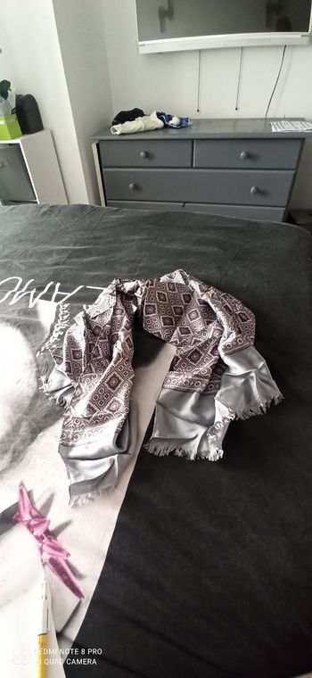 Écharpe grise imprimee