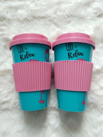 2 verres à café avec couvercle rose et turquoise