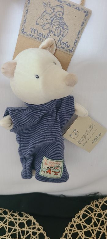 Doudou marionnette ours blanc rayé bleu la grande famille MOULIN ROTY