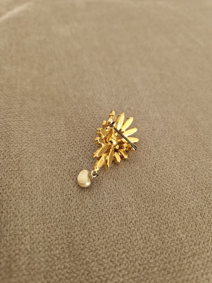 Broche dorée vintage avec ses perles brillantes et sa perle - photo numéro 9