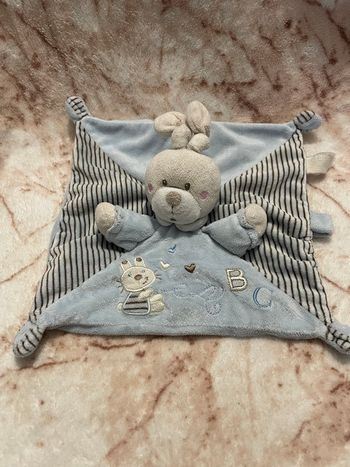 Doudou plat lapin bleu rayé ABC coeur attache tétine Nicotoy Simba Toys