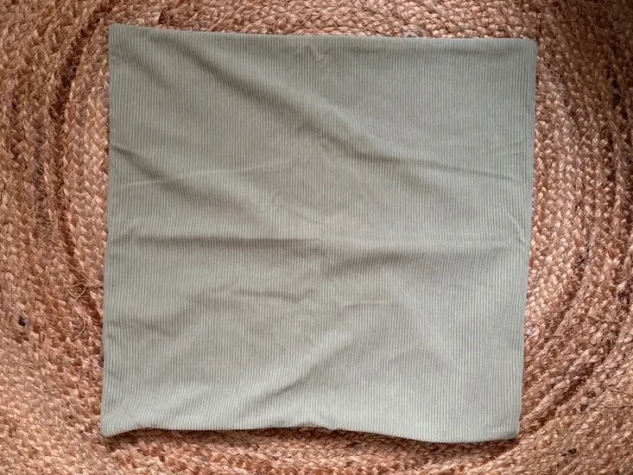 Lot de 3 housses coussin velours vert clair parfait état - photo numéro 2