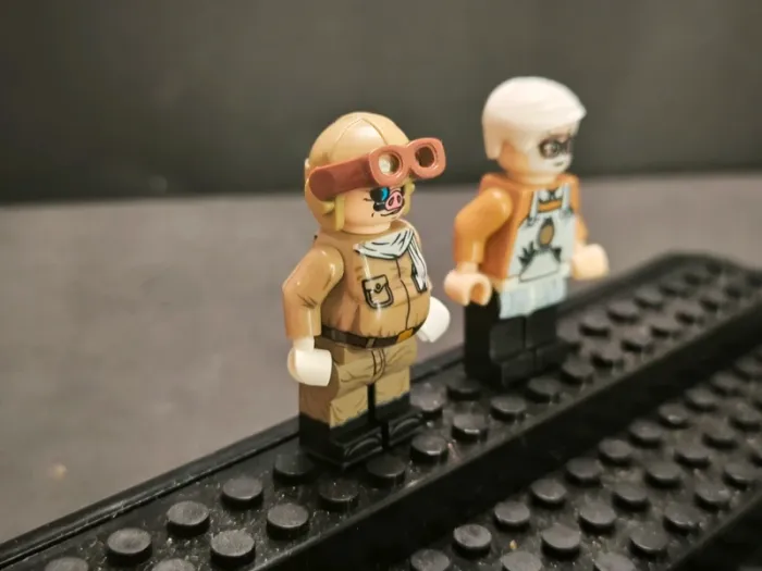 Figurine type lego hayao miyazaki et Porco Rosso - photo numéro 2