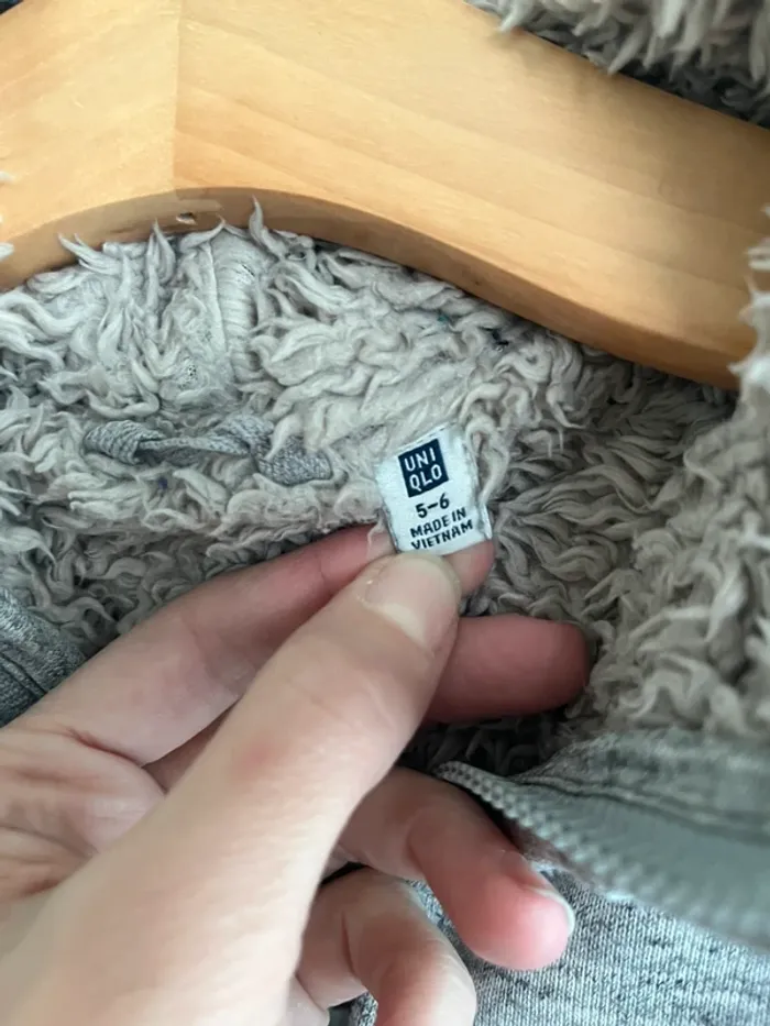 Sweat hiver Uniqlo 5/6 ans gris - photo numéro 3