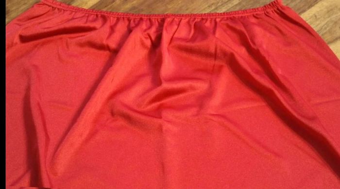 Jupon rouge - Dentelle - 54/56 - NEUF - photo numéro 2