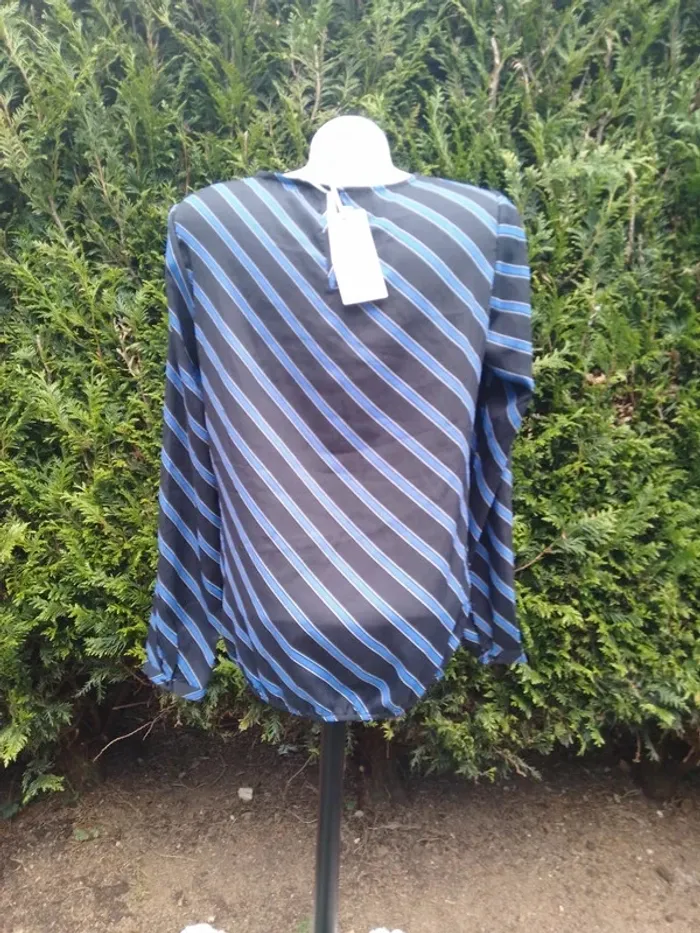 Blouse manche longue avec boutons aux poignets taille M mohito - photo numéro 3