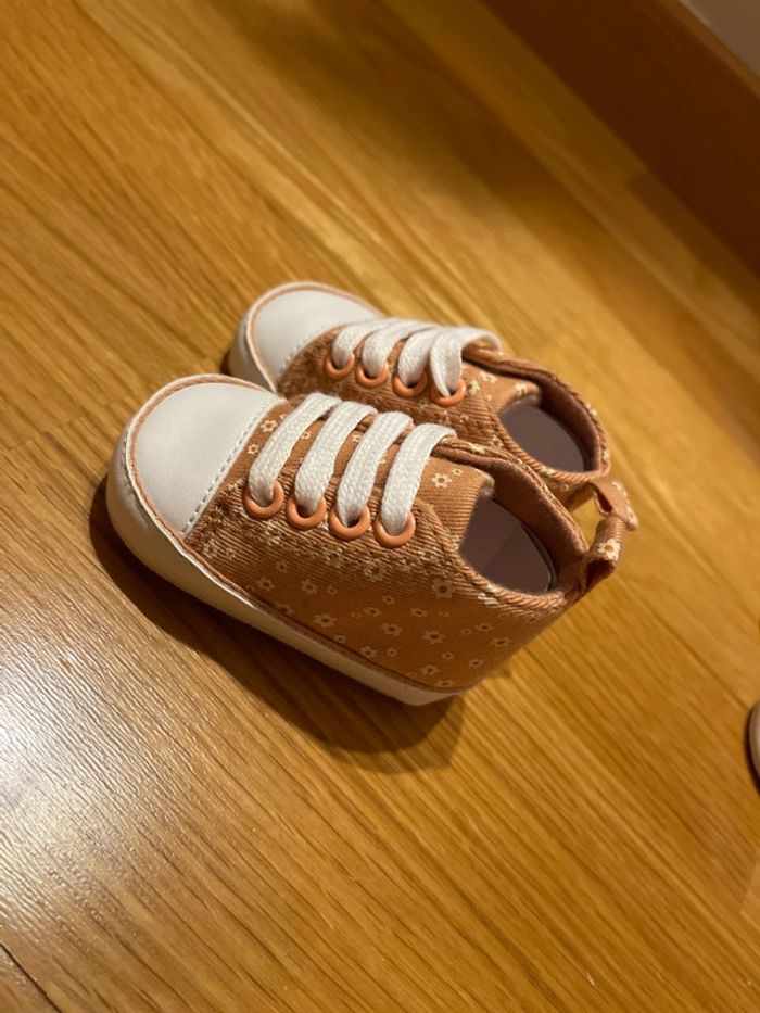Lot de 2 paires de chaussures neuves taille 0-3 mois - photo numéro 3