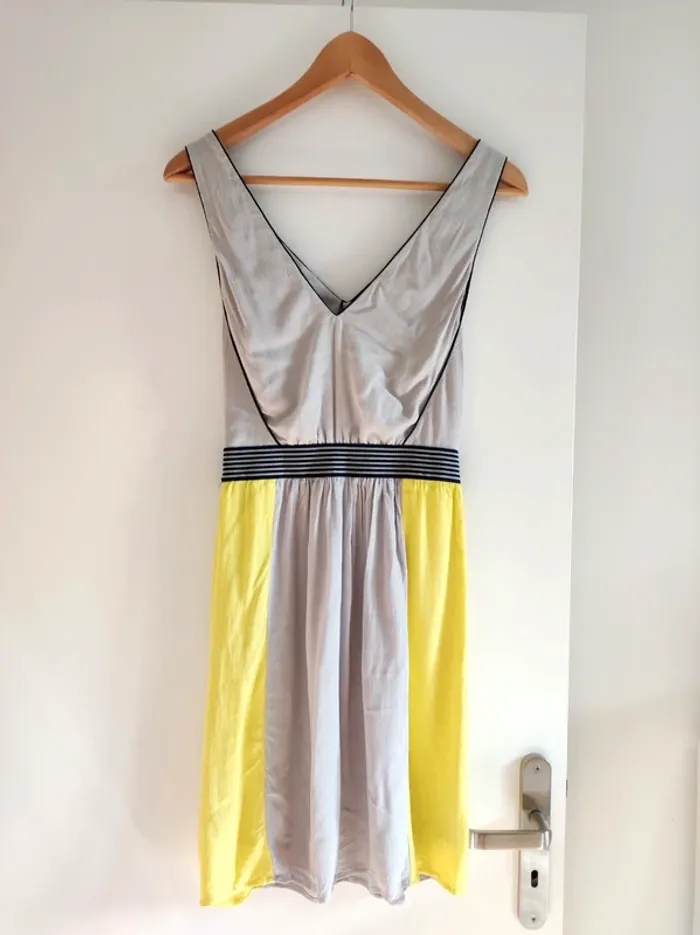 Très jolie robe - vila - neuve - xs - photo numéro 5