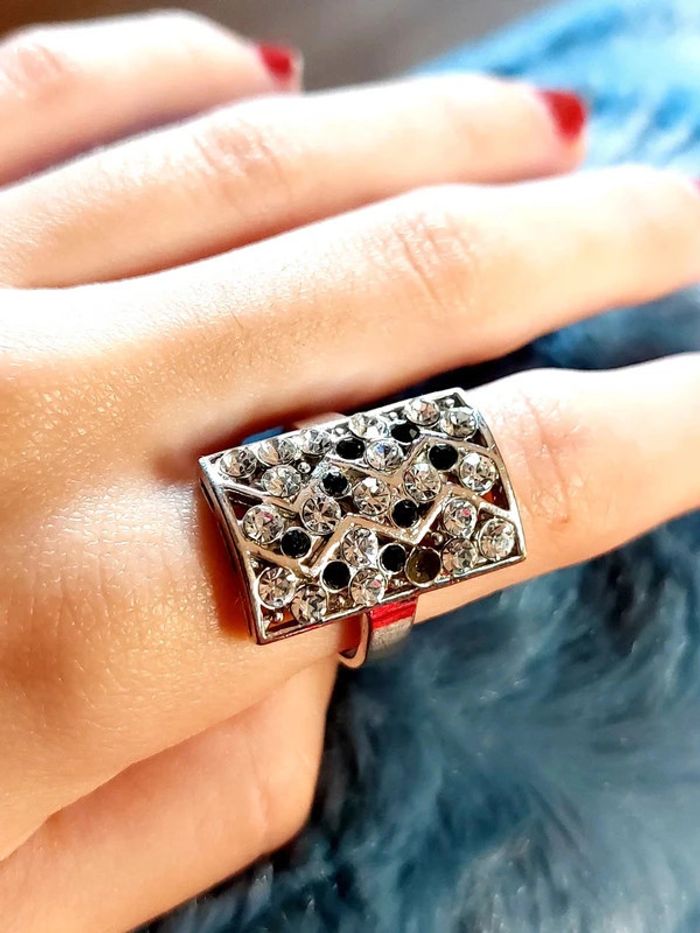 Magnifique bague rectangulaire ornée de strass - photo numéro 4