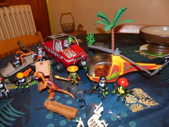 Lot playmobils chasseur de dinausores