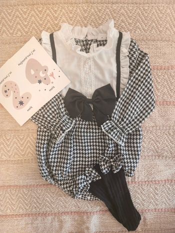 Barboteuse avec chaussettes hautes pieds-de-poule noir et blanc 2 ans