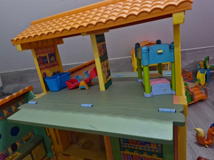 Maison dora + figurines+ piscine+ aire de jeux+van+ abri equestre - photo numéro 3