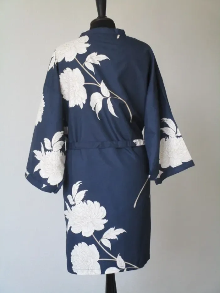 Peignoir marine fleurs blanches TU NEUF - photo numéro 5