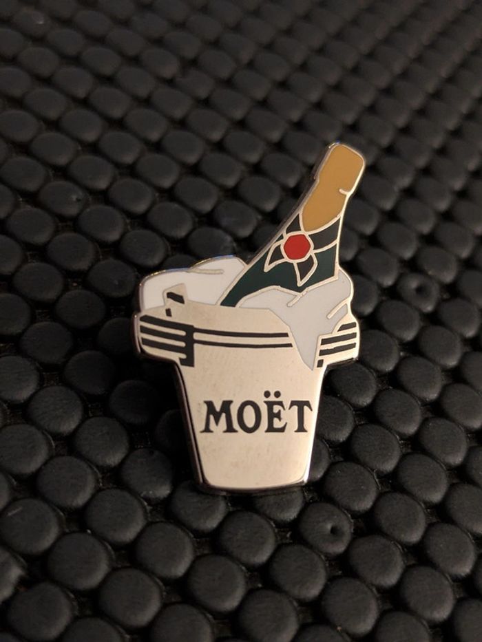Pin's Moët et Chandon signé Korus Belle qualité