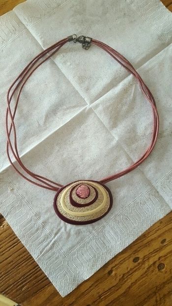 Collier fushia