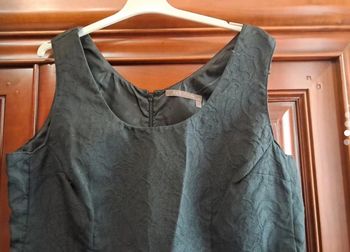 Robe noire avec motifs relief TBE Taille 40