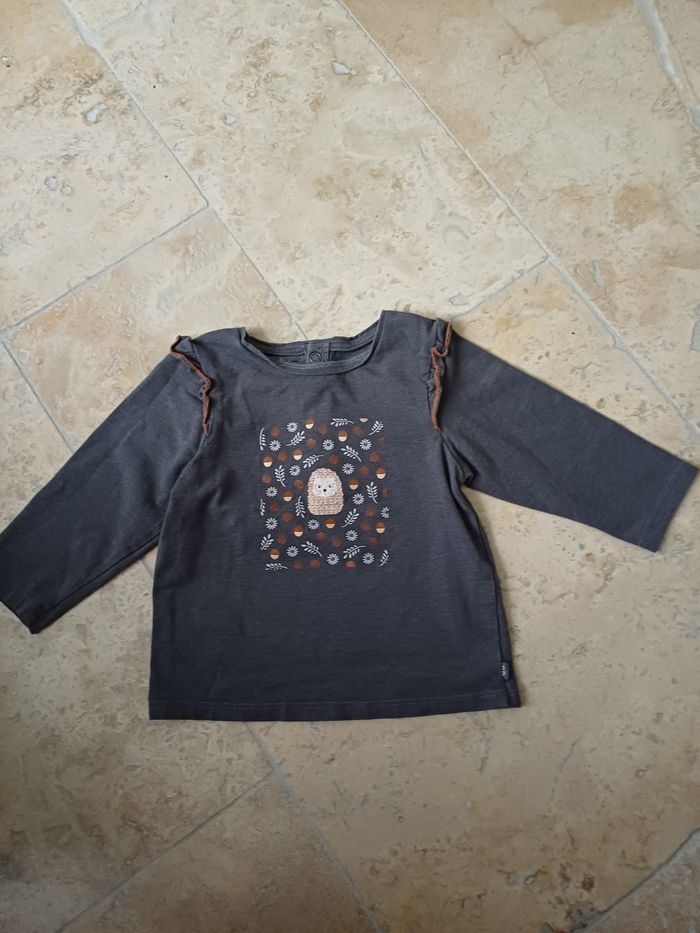 Tee-shirt taille 12 mois.