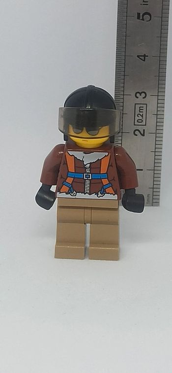 Homme pilote d'hélicoptère avec casque lego