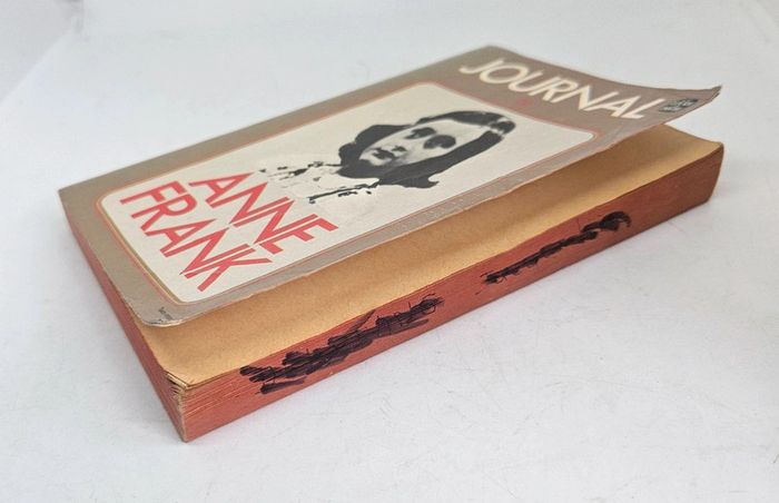 "Le journal de Anne Frank".
318 pages.
ISBN : 2.253.00127.9 - photo numéro 3
