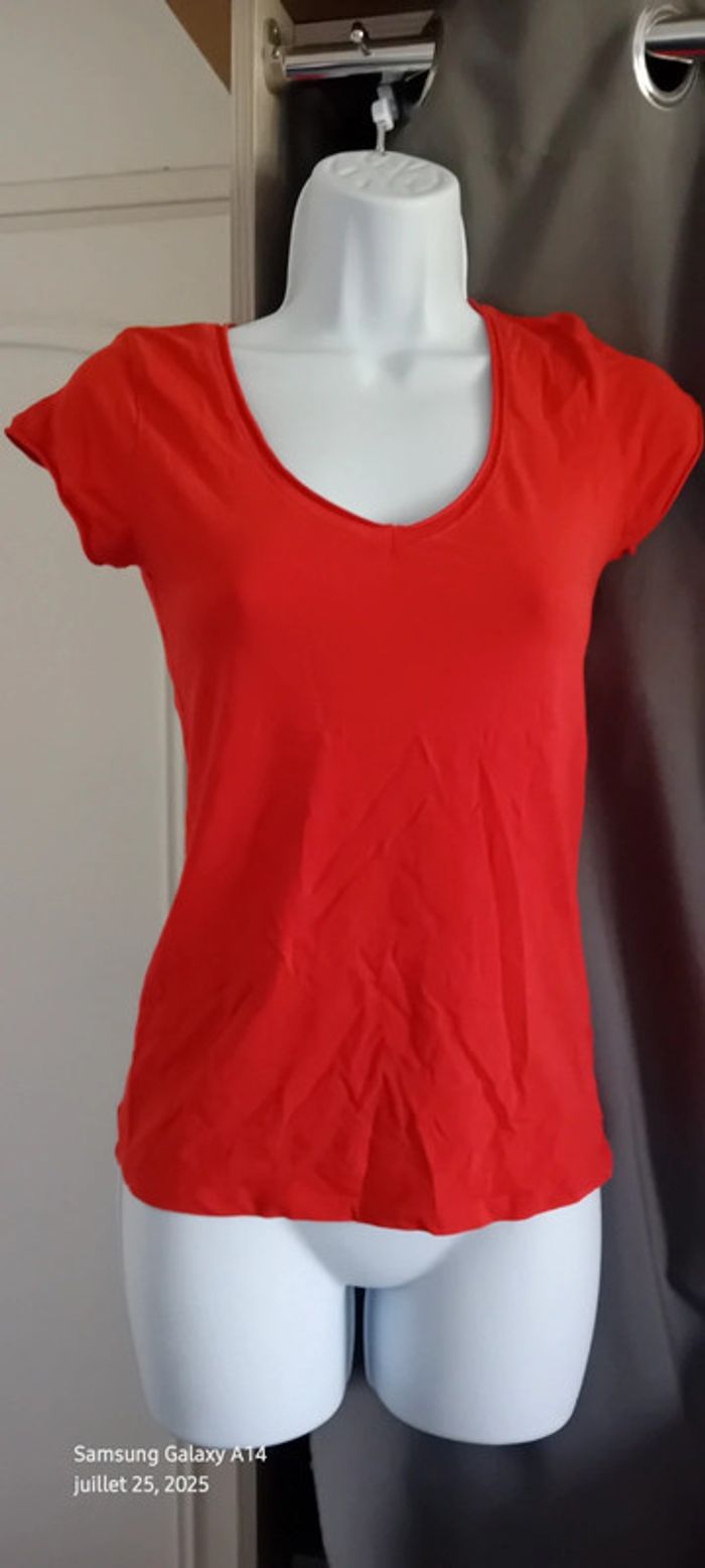 Tee-shirt col V manches courtes moulant rouge orange femme M zara TRF - photo numéro 8