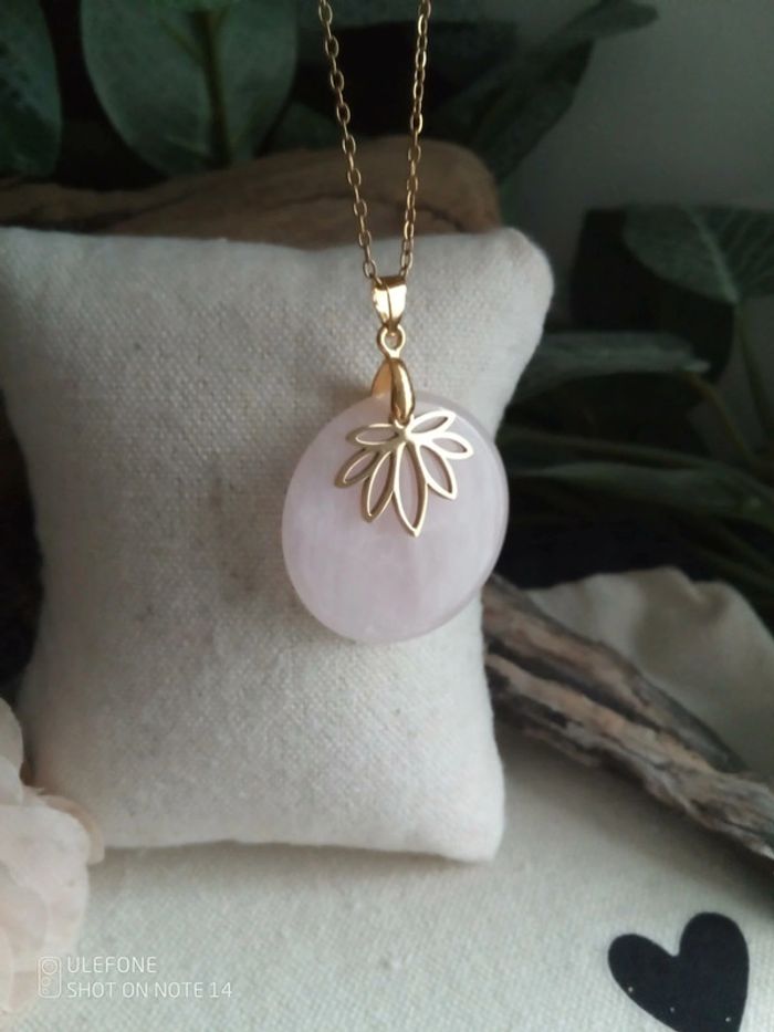 Collier pierre de quartz rose et lotus en acier inoxydable